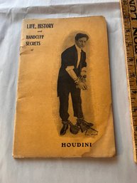 HOUDINI - LIFE, HISTORY AND HANDCUFF SECRETS. PUB. BY CONJURERS MAGAZINE C.1907