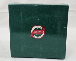 1990 Hallmark Collections Peace On Earth Wood-Look Nativity Figurine