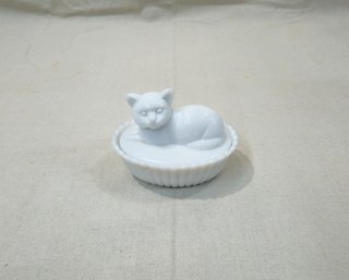 Vintage Westmoreland Cat On Nest Glass Covered Dish