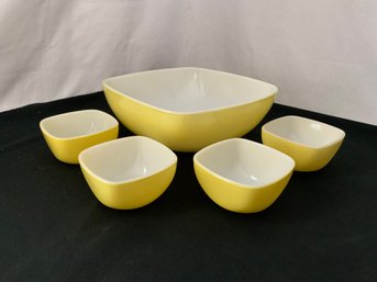 Pyrex 2 1/2 Qt Yellow Hostess Bowl W/4 6 Oz Ramekins