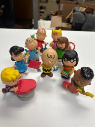 10 Piece Peanuts: Charlie Brown Figure Set