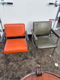 2 Mid Century Modern Lounge Chairs With Metal Frames