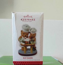 LIKE NEW 2013 HALLMARK KEEPSAKE BUSY BAKERS ARTIST CRAFTED CHRISTMAS TREE ORNAMENT