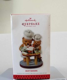 LIKE NEW 2013 HALLMARK KEEPSAKE BUSY BAKERS ARTIST CRAFTED CHRISTMAS TREE ORNAMENT