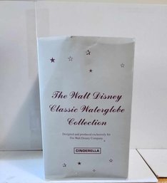 THE WALT DISNEY CLASSIC WATERGLOBE COLLECTION-LADY AND THE TRAMP WINDUP MUSICAL WATERGLOBE READ DESCRIPTION