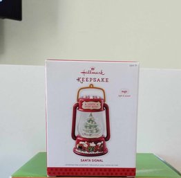 LIKE NEW 2012 HALLMARK KEEPSAKE SANTA SIGNAL BATTERY OPERATED CHRISTMAS TREE ORNAMENT
