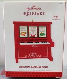 LIKE NEW 2013 HALLMARK KEEPSAKE CHRISTMAS CAROLING PIANO BATTERY OPERATED CHRISTMAS TREE ORNAMENT