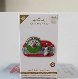 LIKE NEW 2012 HALLMARK KEEPSAKE NORTH POLE COUNTDOWN BATTERY OPERATED CHRISTMAS TREE ORNAMENT