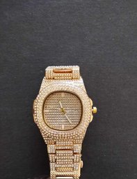 BRAND NEW NO NAME GOLD TONED WITH FAUX RHINESTONES MENS/WOMENS WRIST WATCH