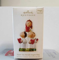 LIKE NEW 2008 HALLMARK KEEPSAKE HARK THE HERALD ANGELS SING BATTERY OPERATED CHRISTMAS TREE ORNAMENT