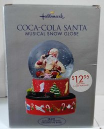 LIKE NEW 2001 HALLMARK COCA COLA SANTA CIRCLING TRAIN MUSICAL WIND UP SNOW GLOBE