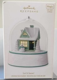 LIKE NEW HALLMARK KEEPSAKE LET IT SNOW BATTERY OPERATED CHRISTMAS TREE ORNAMENT