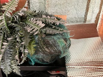 Assorted Plastic Plant Pots & Thermal Bubble Piece