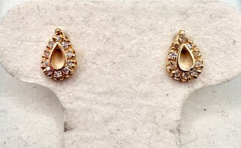 Classic Elegant 14kt Gold  Diamond Earrings