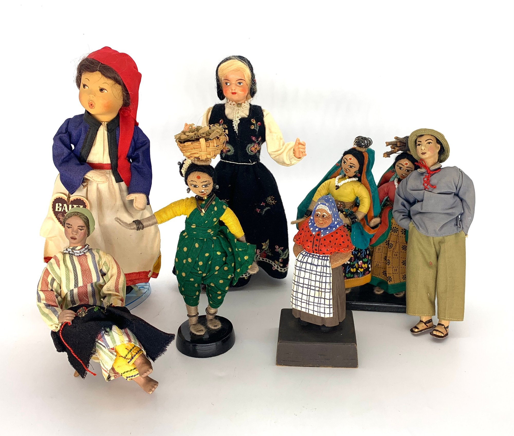 Lot Of Dolls From Around The World #2120 | Auctionninja.com
