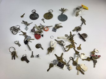 K - Large Lot Of Vintage Keys / Keychains Liberty Indian Etc