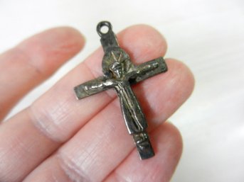 (A11)   Vintage Sterling Silver Crucifix