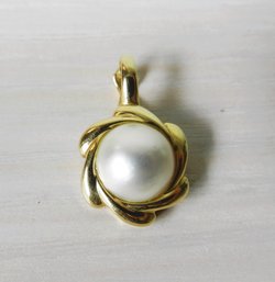 (A18)   Vintage 14k Gold And Pearl Pendant