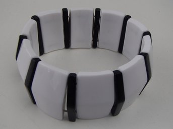 Vintage Lucite Or Acrylic Black And White Stretch Bracelet