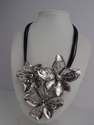 Amazing Silver Tone Flower Necklace