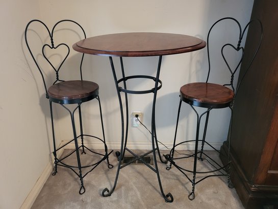Parlor Table And Chairs