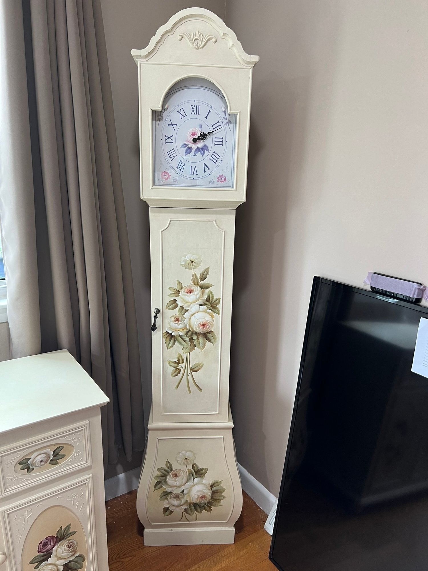 LR/ Lovely Standing Clock - Off White With Decorative Flower Detail ...