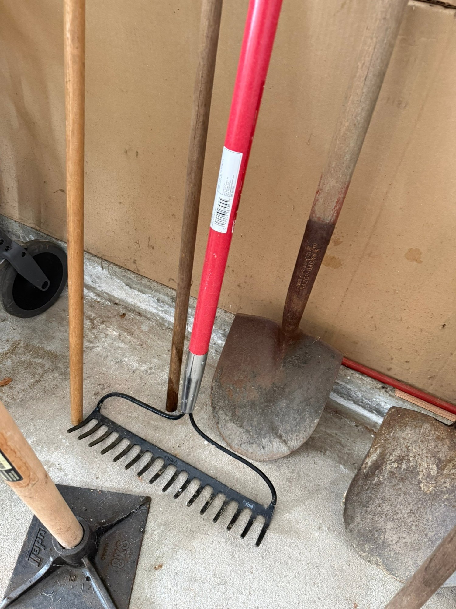 Husky Hand Rake G/ 12pcs - Outdoor Rakes, Tamper, Shovels Etc And Lawn Care Tools ...