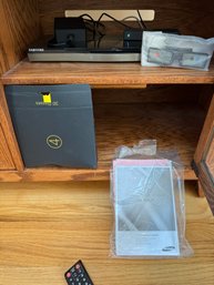 FR/ 3pcs - Samsung BluRay Disc Player Model BD-E6500, Remote, Envelope 3D Glasses