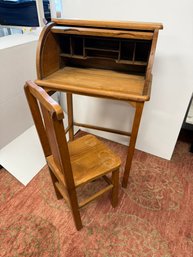 AN-51/ 2pcs - Vintage/Antique Childs Roll Top Wood Desk W Several Built In Cubby Holes And Chair