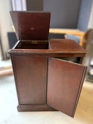 G/ Vintage Magnavox Model 151B 1950's Era Tuner/Phonograph Cabinet