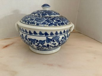 1LR/ Asian Blue And White Floral Covered Serve Bowl With Handles