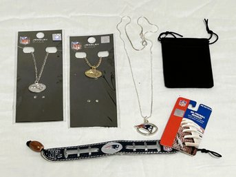 SH/ Bag 4pcs - NFL/NE Patriots Gold And Silver Tone 20' Necklaces And Leather Bracelet