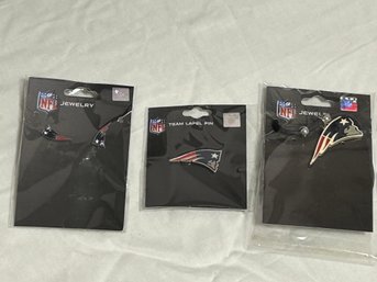 SH/ Bag 3pcs - NFL/NE Patriots Jewelry - 18' Necklace, Pierced Stud Earrings, Pin
