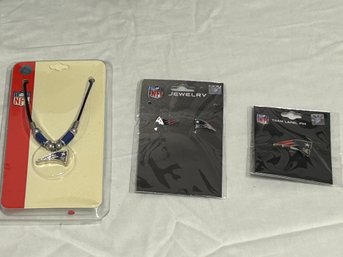 SH/ Bag 3pcs - NFL/NE Patriots Jewelry - 18' Necklace, Pin , Pierced Stud Earrings