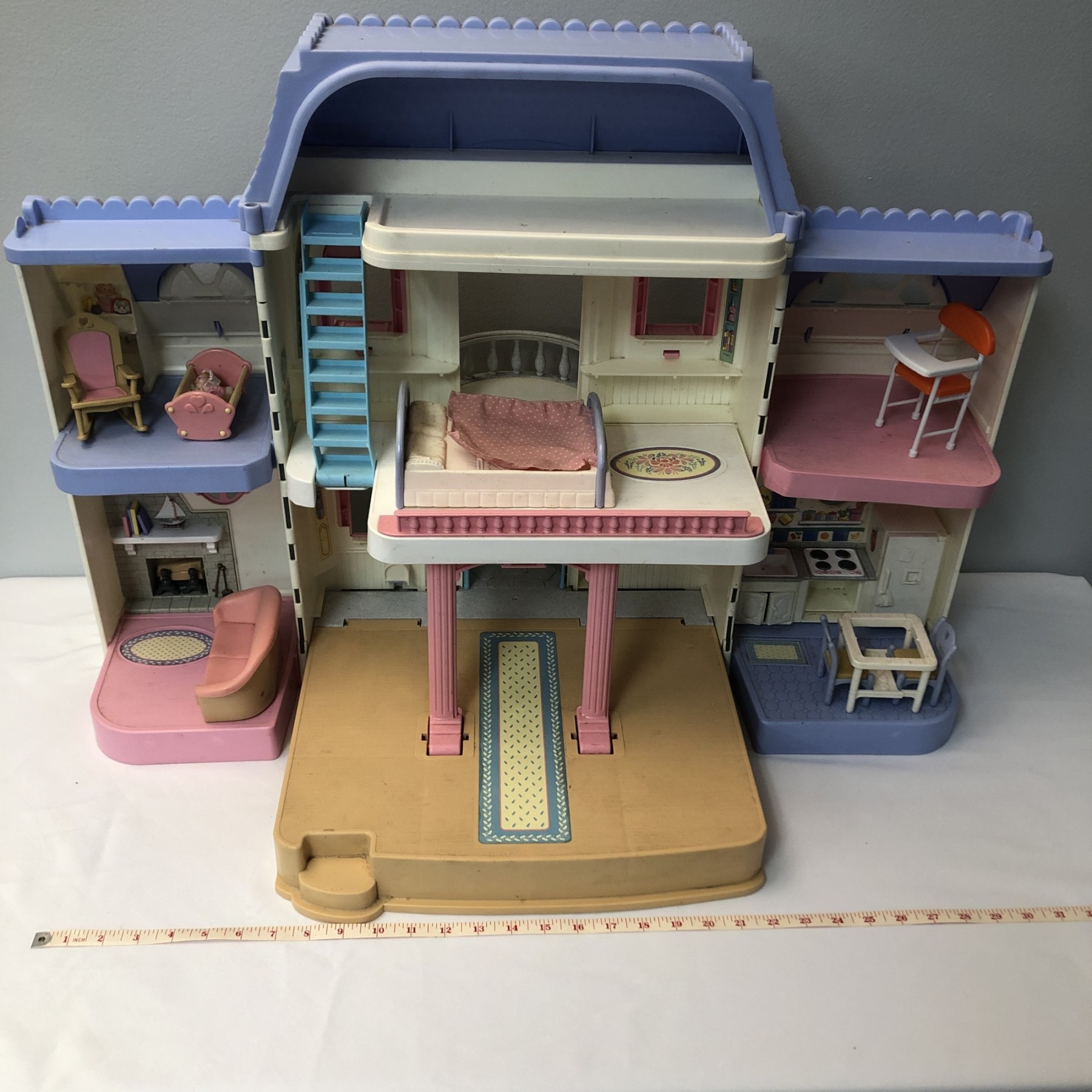 Fisher Price Vintage 1990's Loving Family Classic Dollhouse #5409 |  Auctionninja.com, image size:1800x1800