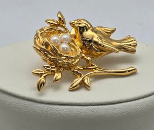 Lot 915LC - Costume Gold Mama Bird With 3 Baby Pearls In Nest Brooch