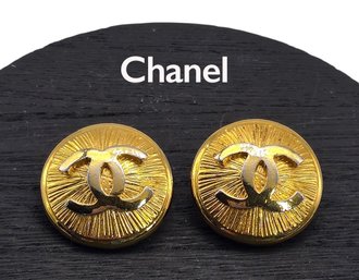 Lot 916WA - Designer Chanel Made In France Vintage Clip On Earrings (one Earring Broken)