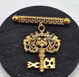 Lot 836LC - 1950-60s Ornate Vintage Heraldic Renaissance Revival Dangling Key Crest Brooch