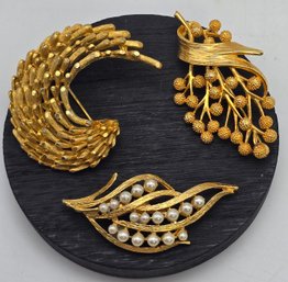 Lot 842LC - Mid-century 2 Signed CORO Costume Gold Faux Pearl Pin Unsigned - Brooches - 3