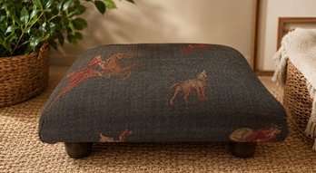 Lot 350 - Rustic Or Lodge-style Upholstery Of Dogs & Horses Material Cute Tiny Foot Stool - Country Decor