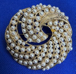 Lot 351LC - Vintage Goldtone Swirl - Faux Pearl Costume Fashion Pin Brooch