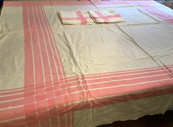 Lot 148SES- 1950s Pink And White Table Cloth With 6 Matching Napkins - Vintage Linens