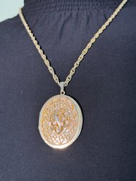 Lot 434LC- Sarah Coventry Signed Necklace Locket Vintage Filigree Goldtone Pendant & Chain