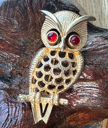 Lot 505LC - Owl Brooch Signed Avon Goldtone With Red Glass Or Rhinestone Cabochon Eyes - Vintage Pin