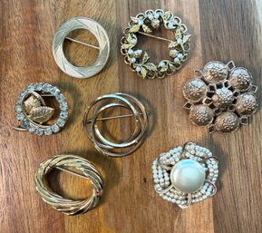 Lot 512LC - Collection Of 7 Vintage Round Brooches 1 Is Signed By Sarah Coventry