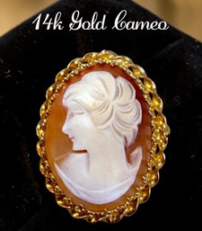Lot 363LC - 14K Gold - Beautiful 1940-60s Hand Carved Shell Cameo Twisted Rope Border Brooch