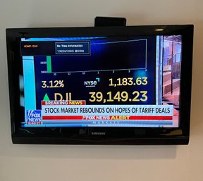 Lot 44- Samsung 32 Inch Wall Mounted TV - Includes Mount