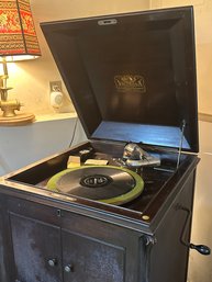 Lot 341 - Antique Victrola Vinyl Record Player Victor Talking Machine Model VV100 - Includes Records