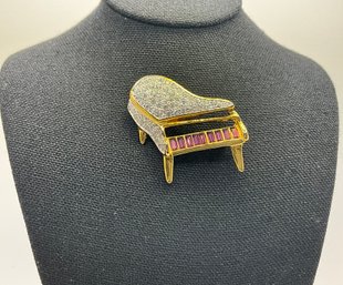 Lot 428 - Costume Grand Piano Brooch Pin Measuring 1.25 X 1.25