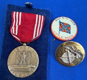 Lot 339ROW - 1940s WWII US Army Good Conduct Bronze Medal - 1928 Confederate Veterans & Quartermaster Pins